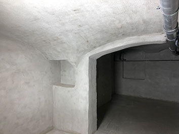 Afgewerkte kelder met een witte cementgebonden coating op muren en gewelf, door Ramon BVBA in Ichtegem